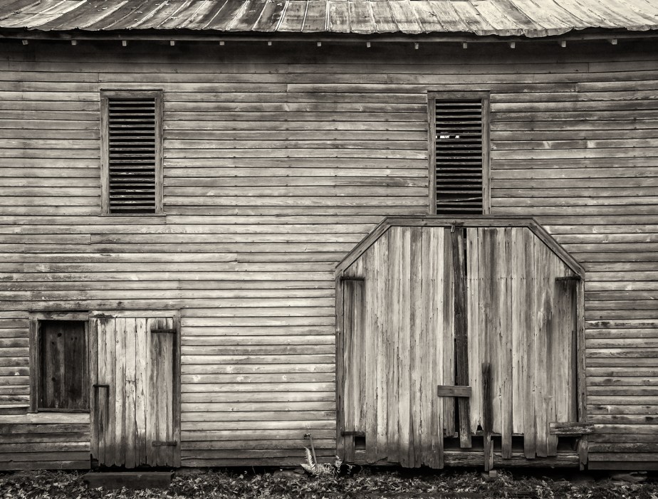 amos hinshaw barn side_bw