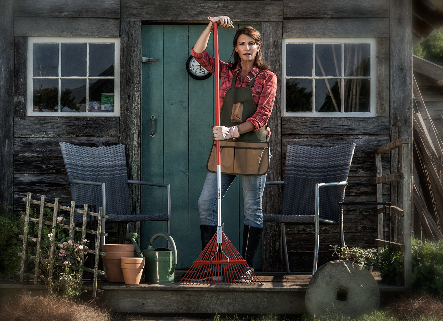 corona_woman_rake_rmf_02