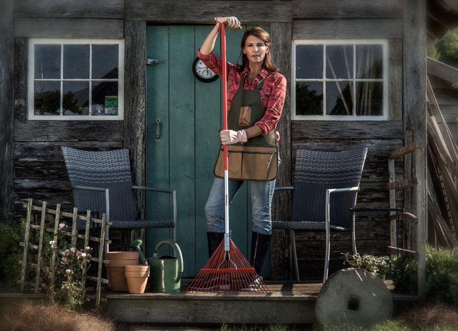 corona_woman_rake_rmf_02