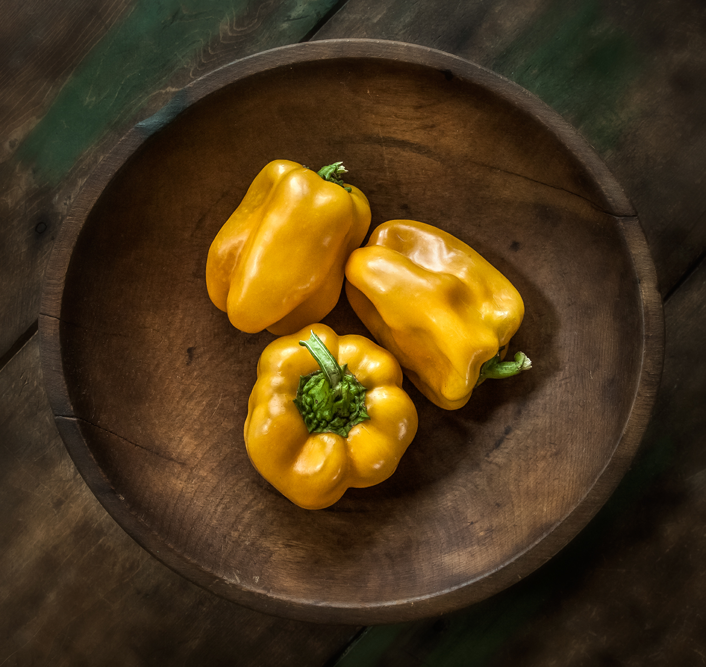 yellow peppers_wood bowl