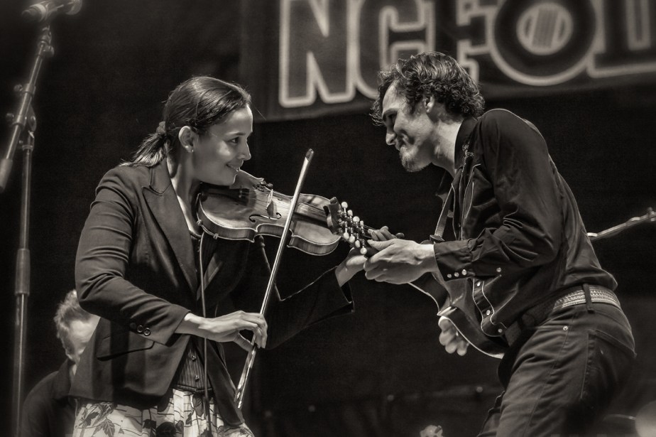 nc folkfest_rhiannon giddens_fiddle_01